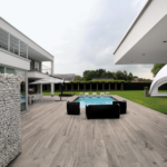 S089woodtalk-greypepper-180-amb-piscina-ambient-b
